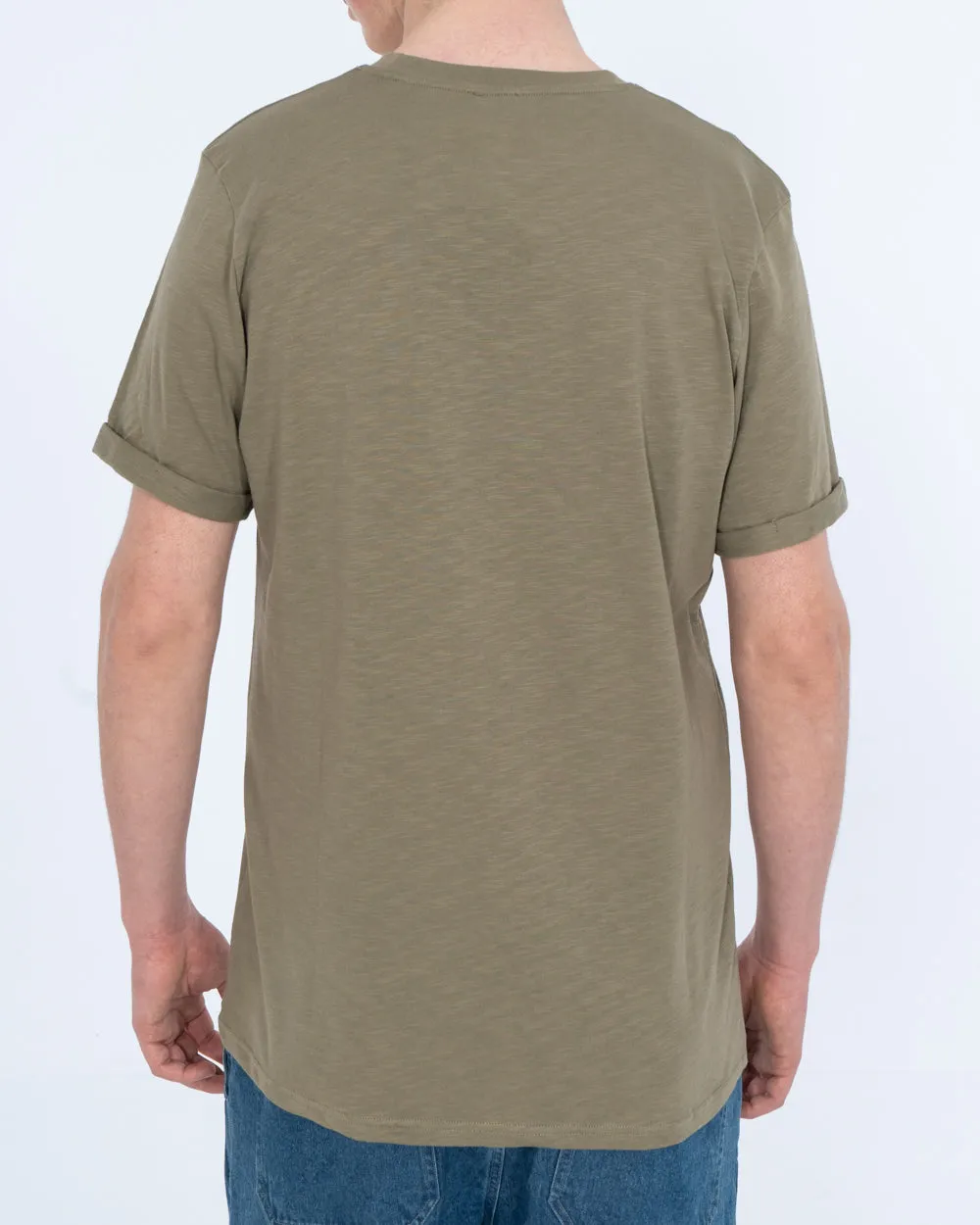 2t Arlo Tall Utility Pocket T-Shirt (khaki) airport look