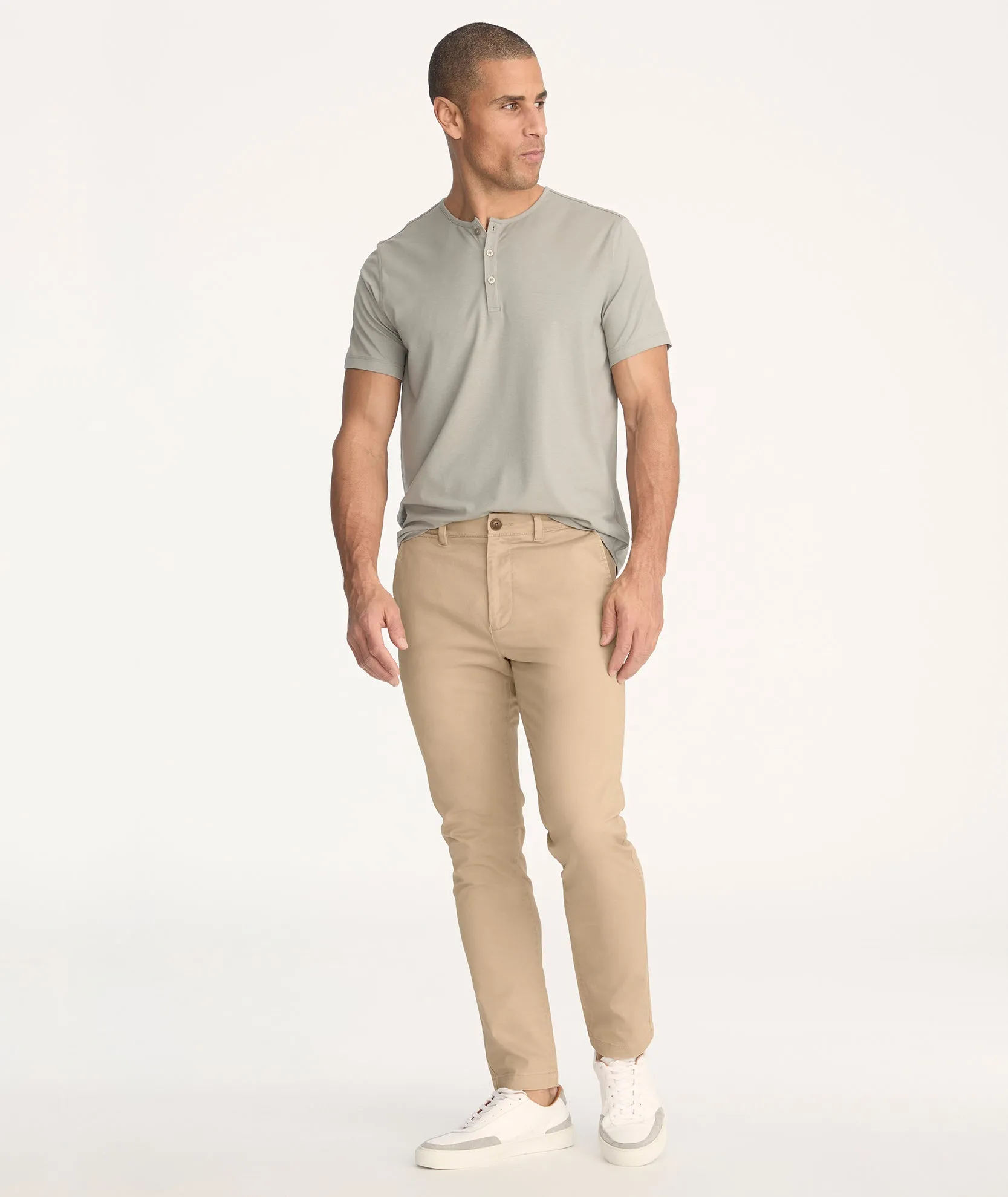 Classic Chino Pants monochrome look