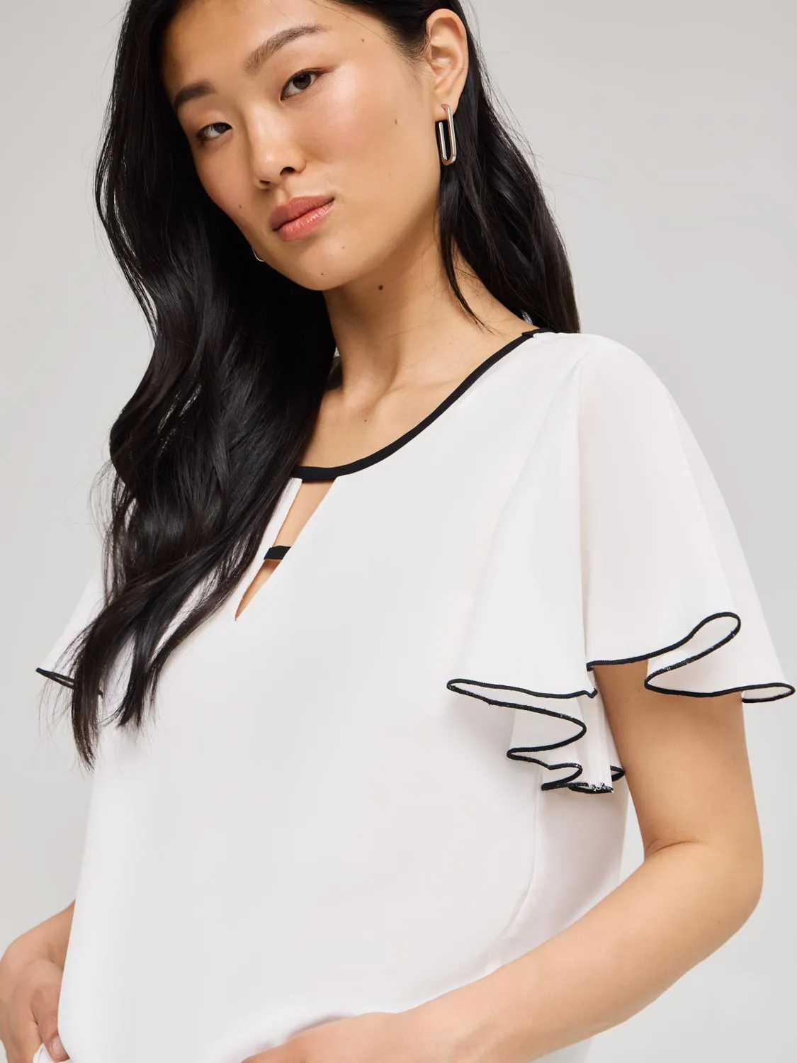 Contrast Piping Chiffon Top With Front Keyhole Airy Feel