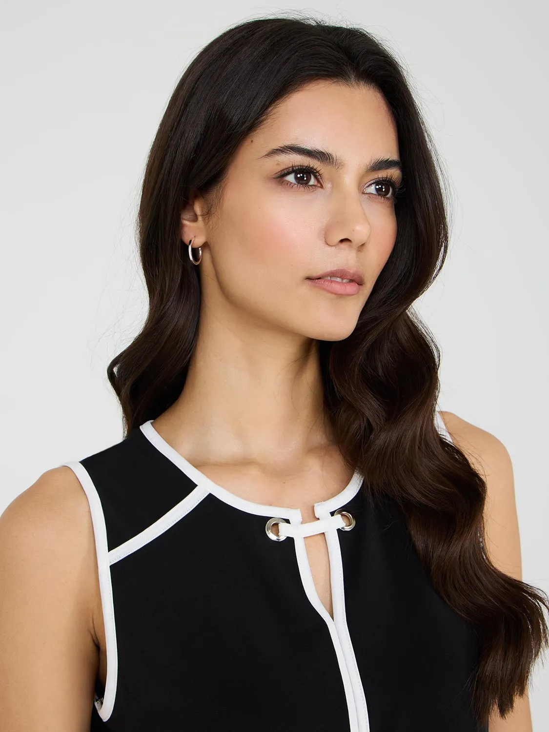 Contrast Piping Sleeveless Top transitional look