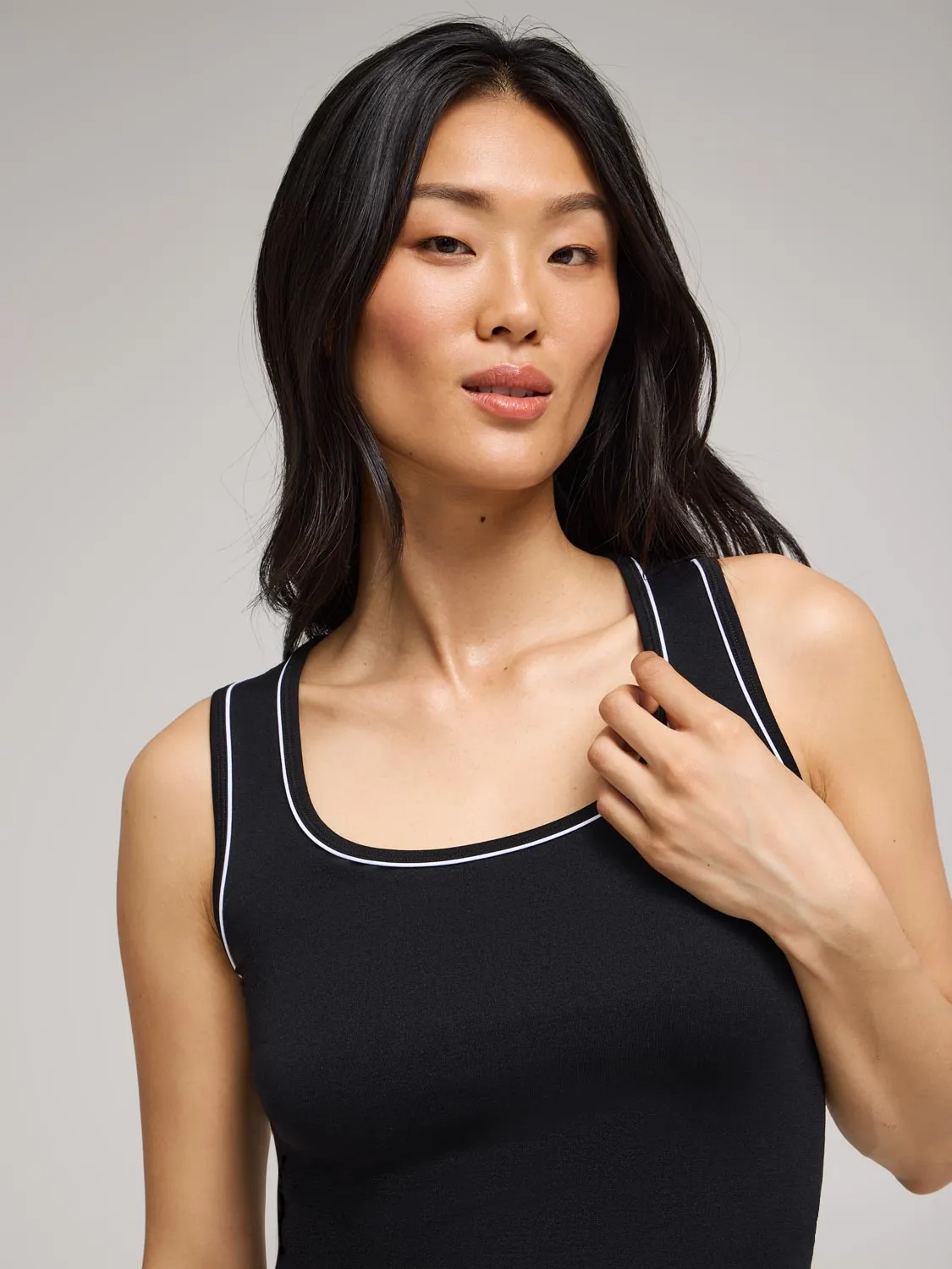 Contrast Trim Scoop Neck Tank Top personal ease