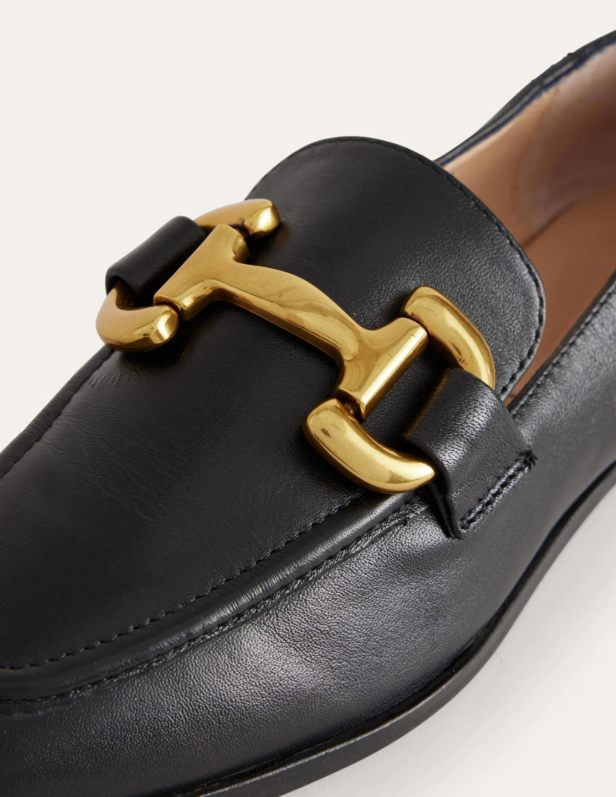 Iris Snaffle Loafers-Black classical color